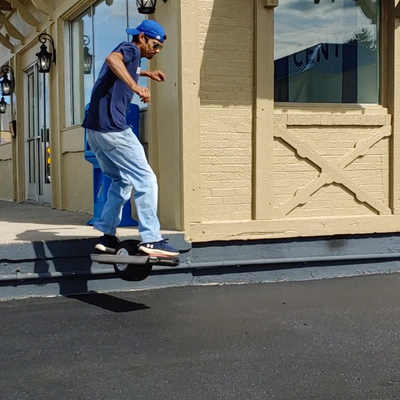 Rad-manuelles Skateboard 10.5Ah 700W eins mit Schutz Rail